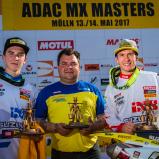 ADAC MX Masters, Mölln, Siegerehrung, v.l.n.r.: Hunter Lawrence ( Australien / Suzuki / Team Suzuki World MX2 ), Teamchef Daniel Johannes von stielergruppe.mx Johannes-Bikes Suzuki und Jeremy Seewer ( Schweiz / Suzuki / Team Suzuki World MX2 )